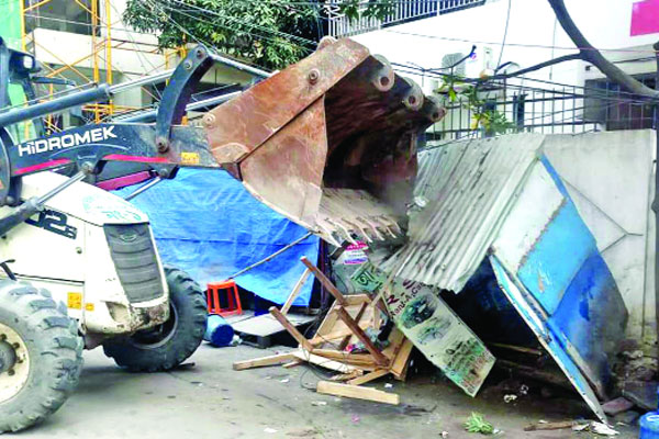 উত্তরায় অবৈধ স্থাপনা উচ্ছেদে অভিযান