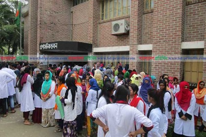 যৌন হয়রানির প্রতিবাদে বিক্ষোভে উত্তাল বাগেরহাট ম্যাটস