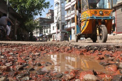 ঘূর্ণিঝড় ‘বুলবুলে’র প্রভাবে বরিশাল নগরীর রাস্তাঘাটের বেহাল দশা