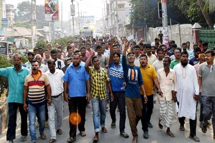 সড়ক আইন সংশোধনের দাবিতে রংপুরে ট্রাক শ্রমিকদের বিক্ষোভ