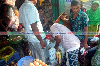 বরিশালে দাম বাড়ার গুজবে লবণ কেনার হিড়িক