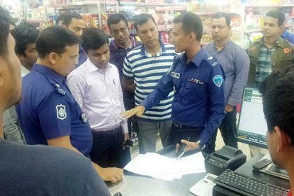 কুমিল্লায় দাম বাড়ার গুজবে লাইন ধরে লবণ কিনছেন ক্রেতারা