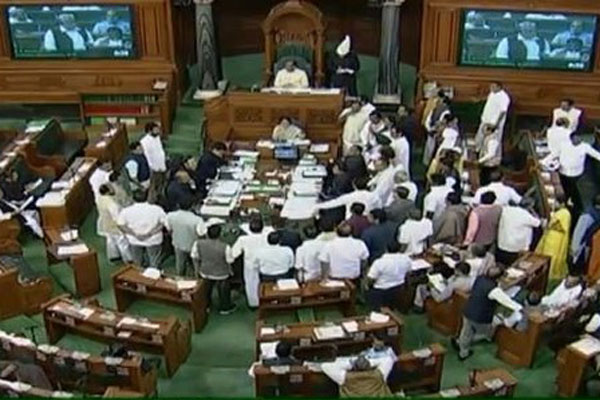 গান্ধী পরিবারের নিরাপত্তা প্রত্যাহারের প্রতিবাদে উত্তপ্ত লোকসভা
