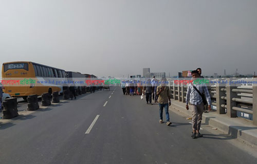নারায়ণগঞ্জে চলছে না গাড়ি, দুর্ভোগে যাত্রীরা