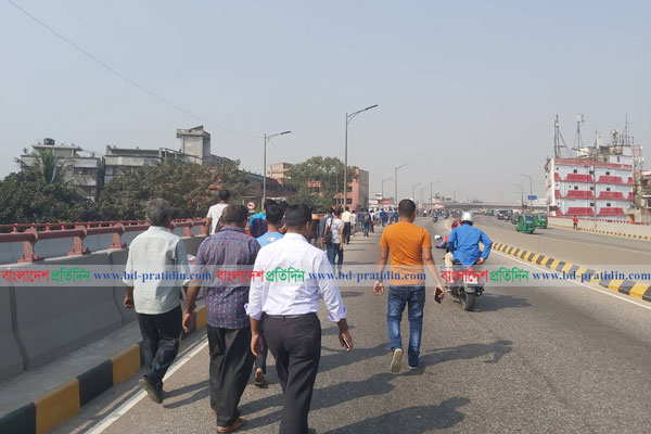 সড়কে নেই গণপরিবহন, পায়ে হেঁটে গন্তব্যে যাচ্ছেন যাত্রীরা 