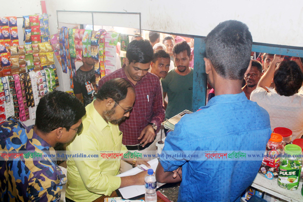 গৌরনদীতে দ্বিগুণ দামে লবণ বিক্রির অভিযোগে আটক ৪, জরিমানা