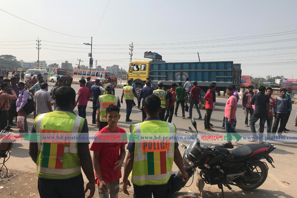 আশুলিয়ায় সড়ক আইনের বিরোধিতায় শ্রমিকরা, ভোগান্তি যাত্রীদের