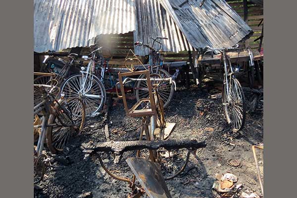 ব্যাটারিচালিত ভ্যানে চার্জ দেয়ার সময় অগ্নিকাণ্ডে ১১ ভ্যান, ৪ দোকানসহ বসতঘর পুড়ে ছাই