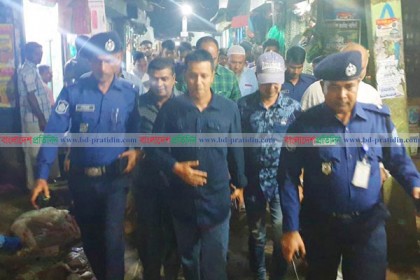 গুজব ছড়িয়ে অধিক দামে লবণ বিক্রি, আটক ৪
