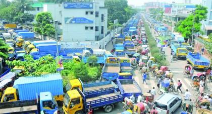 পরিবহন ধর্মঘট, সবজিবাহী ট্রাক-পিকআপ আটকে দিচ্ছে শ্রমিকরা