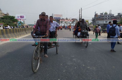 মহাসড়কে ব্যাটারি চালিত রিকশাই যাত্রীদের একমাত্র ভরসা 
