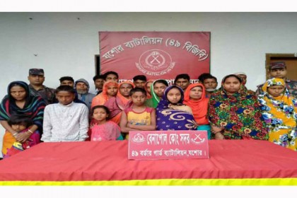 বেনাপোল সীমান্তে ৫৪ নারী-পুরুষ ও শিশু আটক