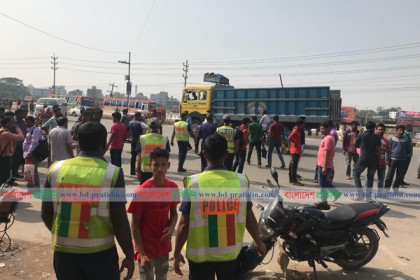 আশুলিয়ায় সড়ক আইনের বিরোধিতায় শ্রমিকরা, ভোগান্তি যাত্রীদের