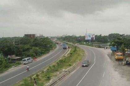 ৮ ঘণ্টা ভোগান্তির পর ঢাকা-চট্টগ্রাম-সিলেট মহাসড়কে যান চলাচল স্বাভাবিক
