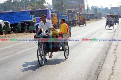 বগুড়ায় অঘোষিত পরিবহন ধর্মঘট, দুর্ভোগে যাত্রীরা