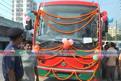 কুষ্টিয়ায় ধর্মঘটের মধ্যে বিআরটিসির ৪টি বাস উদ্বোধন