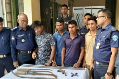 রায়পুরে অস্ত্রসহ ৪ ডাকাত আটক 