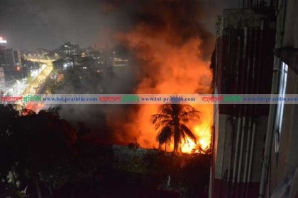 রাজধানী সুপার মার্কেটের আগুন নিয়ন্ত্রণে ফায়ার সার্ভিসের ২৫ ইউনিট