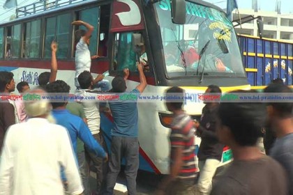 রংপুরে যাত্রীদের গাড়ি থেকে নামিয়ে দিচ্ছেন শ্রমিকরা, চালকদের মারধর