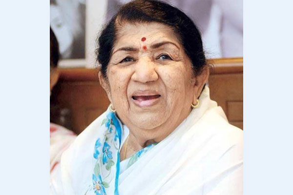 চিকিৎসায় ইতিবাচক সাড়া দিচ্ছেন লতা মুঙ্গেশকর: মধুর ভাণ্ডারকর