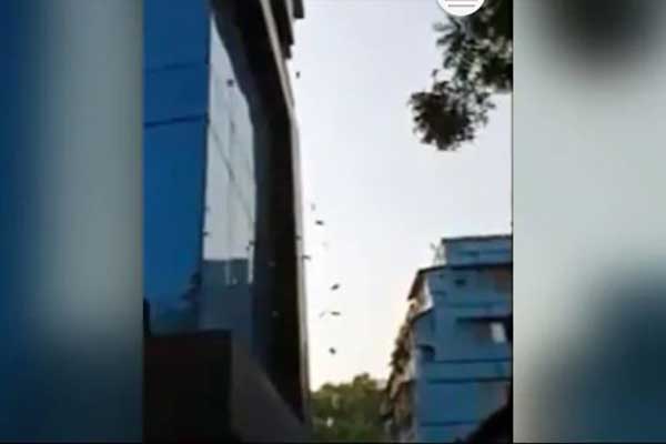 কলকাতায় 'টাকার বৃষ্টি', হতভম্ব পথচারীরা (ভিডিও)