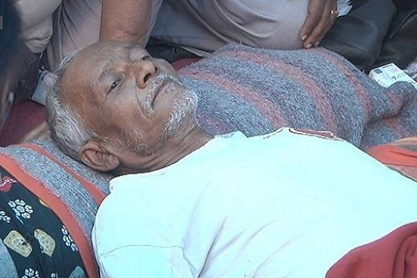 ছেলের চাকরি পুর্নবহালের দাবিতে আমরণ অনশনে মুক্তিযোদ্ধা