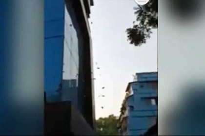 কলকাতায় 'টাকার বৃষ্টি', হতভম্ব পথচারীরা (ভিডিও)