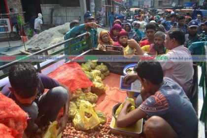 ৪৫ টাকা কেজি দরে পিয়াজ কিনতে দীর্ঘ লাইন