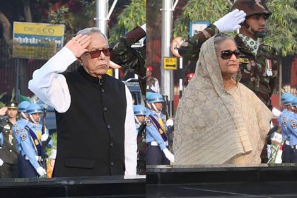 শিখা অনির্বাণে রাষ্ট্রপতি ও প্রধানমন্ত্রীর শ্রদ্ধা
