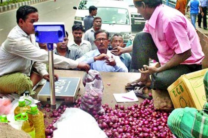 সারাদেশে ৪৫ টাকায় পিয়াজ বিক্রি জোরদার টিসিবির