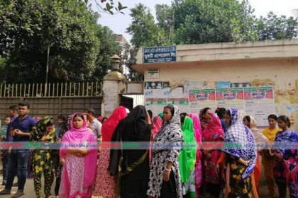 বকেয়া বেতনের দাবিতে আশুলিয়ায় পোশাক শ্রমিকদের বিক্ষোভ 