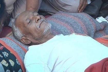 ছেলের চাকরি পুর্নবহালের দাবিতে আমরণ অনশনে মুক্তিযোদ্ধা