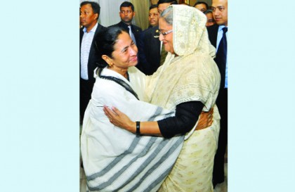 গোলাপি টেস্টের ফাঁকে শেখ হাসিনা-মমতার বৈঠক নিয়ে আলোচনা তুঙ্গে