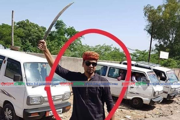 সাভারের শীর্ষ সন্ত্রাসী টুন্ডা আরিফ গ্রেফতার, এলাকাবাসীর মিষ্টি বিতরণ