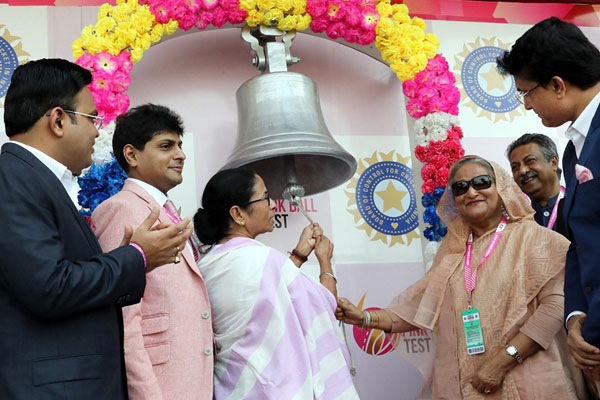 ঘণ্টা বাজিয়ে খেলার উদ্বোধন করলেন শেখ হাসিনা ও মমতা