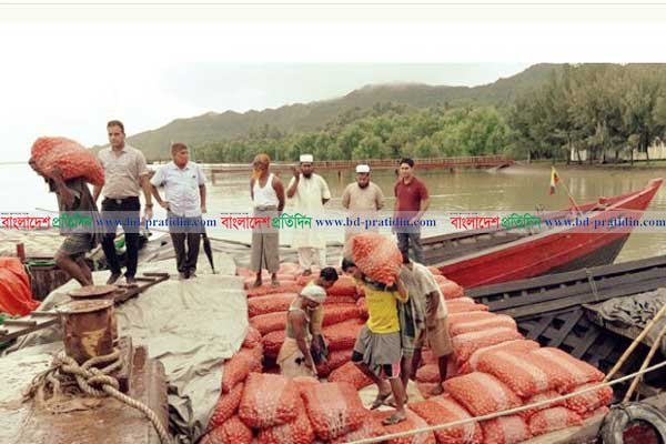 টেকনাফে একদিনে ১ হাজার ৭০৯ মেট্রিক টন পিয়াজ খালাস