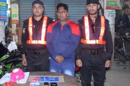 ইয়াবাসহ র‌্যাবের হাতে ইউপি সদস্য গ্রেফতার