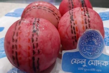 এবার গোলাপি মিষ্টি-সন্দেশের ছবি পোস্ট করলেন সৌরভ