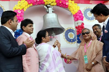ঘণ্টা বাজিয়ে খেলার উদ্বোধন করলেন শেখ হাসিনা ও মমতা