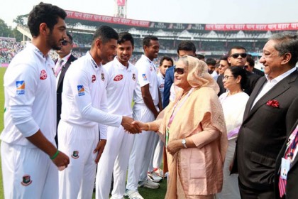 দুই দলের ক্রিকেটারদের সঙ্গে প্রধানমন্ত্রীর শুভেচ্ছা বিনিময়