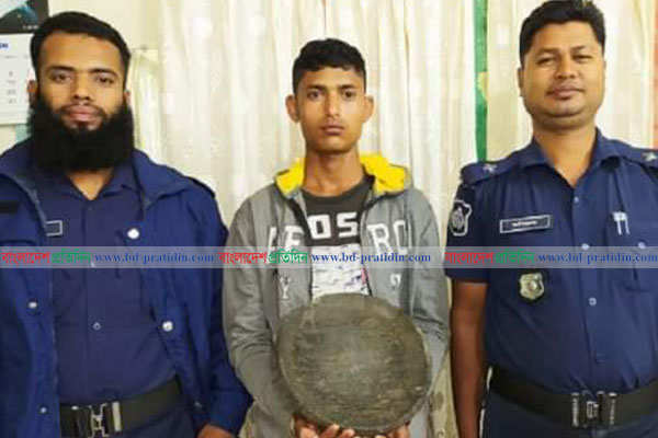 নেত্রকোনায় কষ্টিপাথরসহ যুবক আটক
