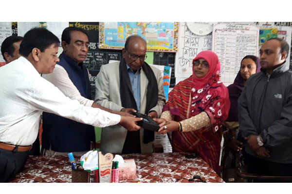 বড়াইগ্রামে প্রাথমিক শিক্ষকদের বায়োমেট্রিক হাজিরার উদ্বোধন