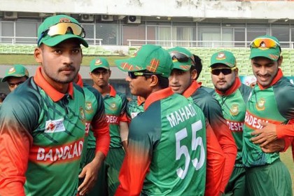 সুমনের জোড়া আঘাতে শুরুতেই কোণঠাসা পাকিস্তান