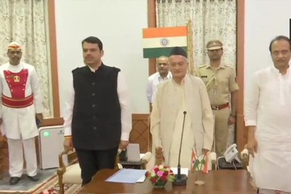 মহারাষ্ট্রের মুখ্যমন্ত্রী হিসেবে শপথ নিলেন ফড়নবীস
