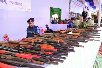 মহেশখালীতে ১২ জলদস্যু বাহিনীর ৯৬ সদস্যের আত্মসমর্পণ