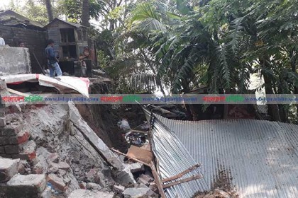 মাদারীপুরে হঠাৎ করে নদী ভাঙন, হুমকিতে শহর