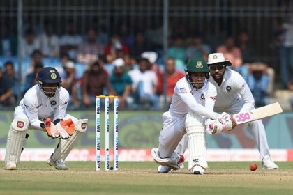 মুশফিকের লড়াইয়ে তৃতীয় দিনে গড়াল টেস্ট 
