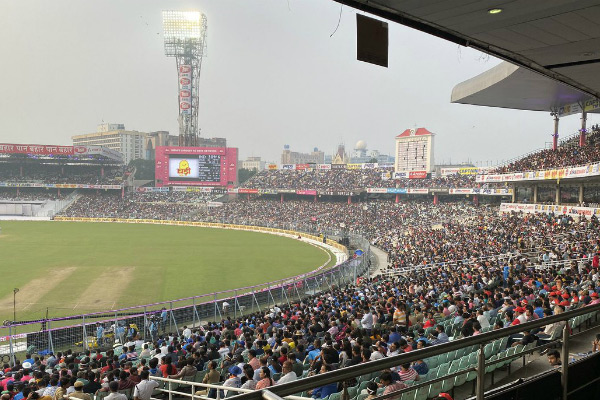 ইডেন গ্যালারিতে বসেই চলছিল জুয়া, গ্রেফতার ৫