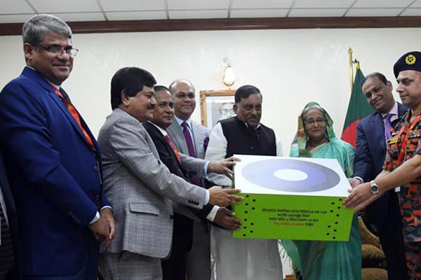ফায়ার সার্ভিসকে ৩টি জাম্বু কুশন দিলেন প্রধানমন্ত্রী