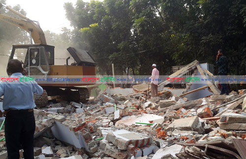 দিনাজপুরের উপশহর এলাকায় অবৈধ বিভিন্ন স্থাপনা উচ্ছেদ অভিযান